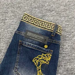 Herr jeans designer plus size mens medusa broderade byxor lyxiga raka ben byxor män mode vintage casual dragkedja åtkomst denim hög kvalitet e2le