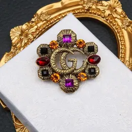 Elegante Gold Überzogene Marke Designer Buchstaben Brosche Mode Berühmte Frauen Legierung Brief Perle Kristall Strass Anzug Pin Schmuck5