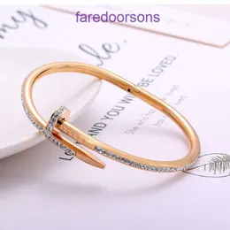 Bracciale con cacciavite di design Carter di lusso Chiodo in acciaio al titanio alla moda senza diamante con fibbia nascosta completamente micro intarsiata, decorazione a mano aperta. Confezione regalo