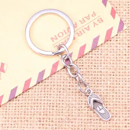 Keychains 20st Fashion Keychain 21x8mm Flip Flops Slipper Pendants Diy Men smycken bil Key Chain Ring Holder Souvenir för gåva