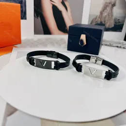 Bracciale in pelle di design Donna Gioielli da uomo Bracciali in acciaio al titanio Donna Elegante braccialetto con ciondolo Gioielli di moda di lusso neri per regalo di compleanno con scatola