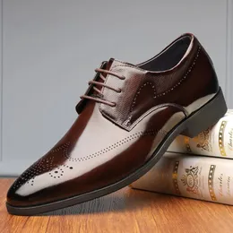 Eleganckie buty Brogue dla mężczyzn koronkowe po punkcie palca Oxfords w stylu formalny przyjęcie weselne Biuro towarzyskie biznesowe 240110
