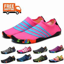 2024 SIEDZIALNE SIEDZINE MOSYKI KOBIETY MĘŻCZYZN BOULWEAR Plaża Non-Slip Summer Pu unisex Soft Men's kapci Slajdes 35-45 EUR