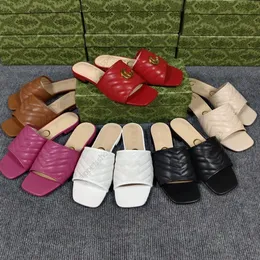 Tasarımcı İzleyiciler Kauçuk Sandal Düz Blooms Web Metal Mektubu Moda Plaj Flip Flops Banyo Çizgili Yaz Slaytları Kaydırıcılar 35-42