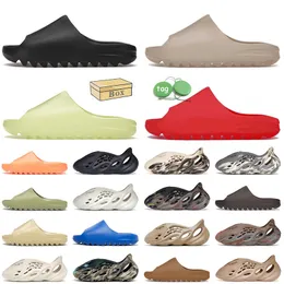 yeezy slides yeezys foam runners yeezies sandals 2024 With Box 남성용 여성용 순안개 발광 녹색 남성용 Sliders 트레이닝화 샌들 【code ：L】