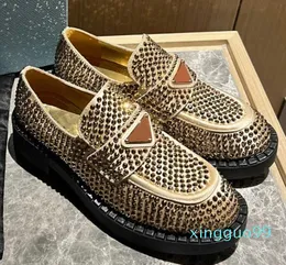 Kristal Süslenmiş Platform Ayakkabı Önlük Ayak parmakları Loafers Kadın Lüks Tasarımcı Üçgen Plak Tıknaz Blok Topuk Ayakkabı Luxe Lounge Flats Fabrika Ayakkabı