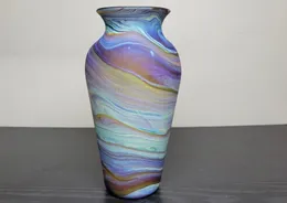 Mundgeblasene Vase mit Wirbeln in Braun, Lila und Blau – Nachhaltige und biologisch recycelte Glaskunst