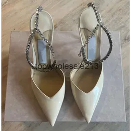 Jimmyness Choo Shoes Dress 고품질 여성 브랜드 신부 펌프 고급 디자이너 브랜드 Heel Saeda 100mm Crystal Strap 특허 및 스웨이드 펌프는 발가락 흰색 생리를 가리 킵니다.