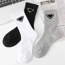 Erkek Çoraplar Üçgen Letterged Çoraplar Erkekler ve Kadınlar İçin Saf Pamuktan Yapılmış Koku Kanıtı ve Nefes Alabalı iç çamaşırları emerek terleme