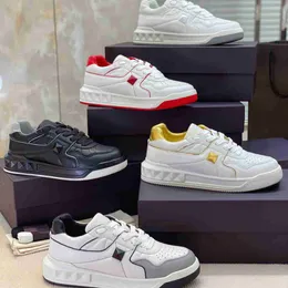 Scarpe da corsa da uomo alte top scarpe classiche di marca nuove scarpe da ginnastica basse da donna scarpe da skate rivettate moda scarpe casual da coppia all'aperto comode scarpe basse in pelle