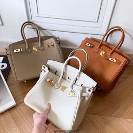 Tasarımcı Torbaları Lüks Moda Kılıfları 2022 Yeni Ağ Kırmızı Aynı Cowhide Büyük Kapasite Çantası 25cm Çok Yönlü Çanta Deri Bir Omuz Omuz Eğik Straddle Çanta