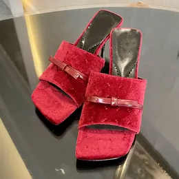 Designer de luxo veludo uma cinta chinelos de salto alto dedo do pé quadrado stiletto sólido bombas de verão 7cm aberto cônico fino salto alto festa sapatos de casamento 10a qualidade superior