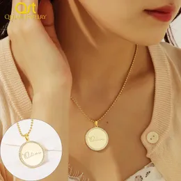 Ожерелья Qitian, персонализированное круглое ожерелье с именем для женщин, золотой кулон на заказ с бриллиантами, ювелирные изделия из нержавеющей стали, подарок на выпускной BFF