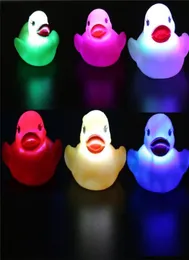 Kauçuk Ördek Banyosu Hafif Oyuncak Otomatik Renk Değiştiren Bebek Banyo Oyuncakları Çok Renkli Led Lamba Banyo Oyuncakları K2841559063