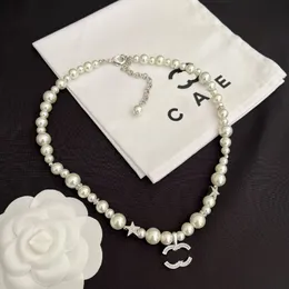 Nytt kvinnors pärlhalsband lyx varumärke hänge halsband boutique designer smycken klassisk logotyp med bix tjej par gåva hänge halsband