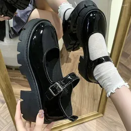Elbise ayakkabıları kaba topuk Mary Janes basit lolita 2024 Kadınlar Tek Siyah Kalın Platform Pompalar Öğrenci Koleji Tatlı Orta