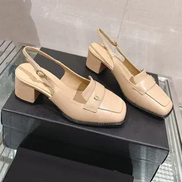 24SS Women Slingbacks Dress Designer Buts na sandałach Czerce Obcasy 5,5 cm Regulowana klamra kostki retro czarne szkiełka na zewnątrz rozrywki.