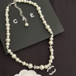 Ny stil kvinnor pärlhalsband lyx varumärke hänge halsband boutique designer smycken klassisk logotyp med bix tjej par gåva hänge halsband