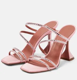 2024S/S 럭셔리 Amina Muaddi Naima Sandals 신발 여성 크리스탈 선장 끈으로 묶은 새틴 마르티니 파티 힐 드레스 웨딩 레이디 샌들 리아스 EU35-42, 상자와 함께