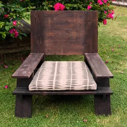 Sedia da giardino rustica con cuscino realizzata con finitura in teak bruciato