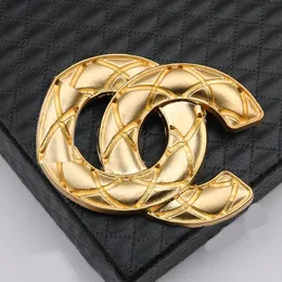 Lüks Tasarımcı Broş Altın Kaplama Pin Broşlar Moda Tarzı Takı Kız Ekose Broş Premium Hediye Çift Aile Düğün Partisi Takı Aksesuar