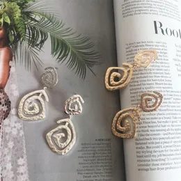 Orecchini pendenti alla moda color oro o argento effetto martellato goccia a spirale irregolare per le donne ragazza casual accesso ai gioielli moderni della Boemia