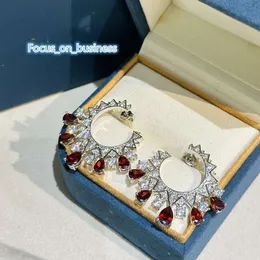 Orecchini pendenti di design di lusso S925 Argento sterling rotondo con ciondolo vuoto Cinque orecchini ad anello con zirconi a goccia rossa per le donne Regalo del partito