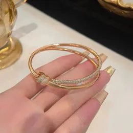 Pulseira feminina com nó de corda banhada a pedra em ouro rosa 18K 240110