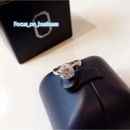 Luksusowe projektantów klastrów klastra top srebrny srebrny osiem pazurów lśniący cyrkon kryształowy urok zaręczynowy pierścionek zaręczynowy dla kobiet biżuteria Prezent