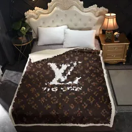 Cobertor de pelúcia de cordeiro designer marrom clássico grande logotipo cobertor dormitório escritório almoço resto cobertor confortável decoração de casa cobertor macio tapete de cama