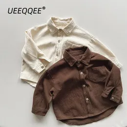 コットンソリッドポケットボタン春の秋の子供シャツ男の子カジュアル長袖トップ1-8Y 240111の幼児服を着る