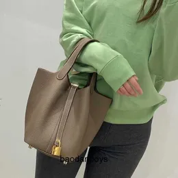 Borsa per cesto di verdure Borsa media da 22 cm Borsa a secchiello portatile in pelle di vacchetta di nuova moda 2024 di nuova moda