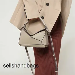 Loewwes Loewwes Handbag Ming Xi's نفس هندسة الألغاز 2024 Mini Pillow Classic Plantable Losttable Counder Miagonal for Women ZC