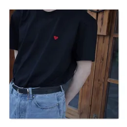proste męskie designerka T Shirt Mężczyźni Tshirty Modna bawełniana okrągła szyi w klatce piersiowej haft literowy druk zwykły białe kobiety THIRT Temperament Wszechstronny mężczyzna Tee