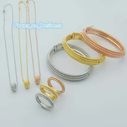 Lyxsmycken Set Perlee Märkesdesigner Pärlor Dubbla tjocka lager Wide Bangle Ring Pendnate Charm Halsbandsmycken Set med Box For Women Party Gift