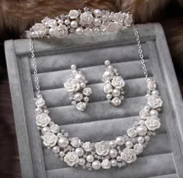 I lager White Rose Pearl Bridal Jewelry Sets NeckaceeArringstiaras Crowns Rhinestones Wedding Accessories4242450