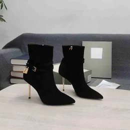 Designer pontudo salto alto fivela de cinto zíper lateral para aumentar a altura de pessoas pequenas deve ser botas curtas moda tendência combinar