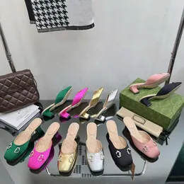 A melhor marca chinelos mulheres salto baixo sandálias de cetim designer sapatos envolto dedo do pé quadrado strass fivela de metal decoração casual sapato de festa