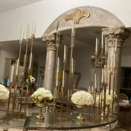 hohes goldenes Metallregal, klares Tischdekorationsdisplay, Hochzeitsdekoration, Acryl-Blumenständer. Antikes, hohes Blumen-Reifen-Herzstück aus Metall für Hochzeitstischdekoration