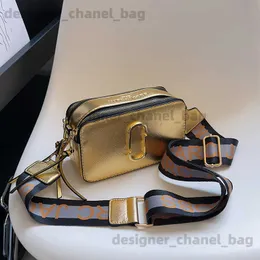 Axelväskor väskor 2023 Ny sommarstruktur liten fyrkantig väska enkla axelväska mode bred axel rem crossbody kameraväska t240112