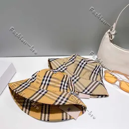 Bur Berry Bucket Hat Classique Rayé Plaid Designers Chapeaux De Luxe Parasol Hommes Femmes Charme Élégant Tendance De La Mode Décontracté Quatre Saisons Cadeau Chapeau D'été Classique QC64