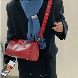 Pu röd väska sommaren ny trendig och fashionabla retro nisch Boston kuddväska mångsidig Instagram crossbody väska