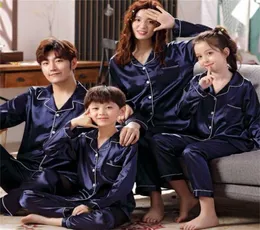 Family Pyjamas Set Silk Satin vuxna kvinnor barn familj matchande kläder barn kvinnlig sömn två stycken set loungewear plus 2110204370051