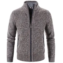 Spring Autumn Sticke tröja män Fashion Slim Fit Cardigan Men kausala tröjor Rockar Solid Single Breasted Cardigan Men 240111