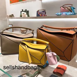 Loewwes Loewwes Handbag Ming Ming Xi's نفس وسادة البقر الهندسية المصغرة يدويًا ميدانًا ماسيًا شاشات واحدة من الكتف قطري الصليب ZC