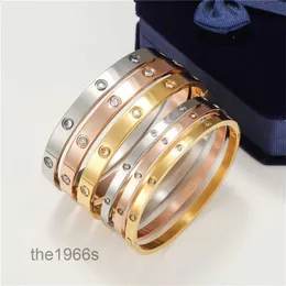 Donna Uomo Bracciale in oro Bracciale con ciondoli Gioielli firmati Moda unisex Fibbia in acciaio inossidabile Nessuna vite Chiodo Vacanze stagionali Bracciali con diamanti placcati 18k 7J67 793L