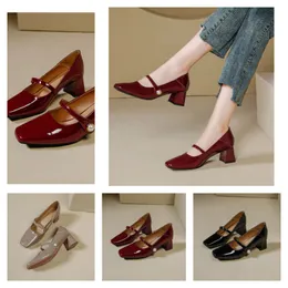 Designers Sandals Sapatos de designer feminino Decoração de fivela de fivela rosa Couro de patente de 11 cm de altura sapatos com saltos de plataforma de caixa de saltos de tornozelo Roma Sandal