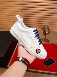 Hot Selling Candy Colored White Shoes For Early Spring Couples Business Skor Sandaler Höga klackar Läderskor Running Sneakers tofflor Basketskor