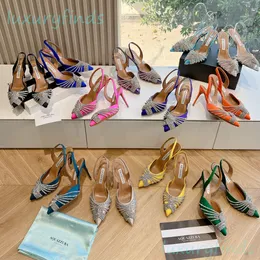 Aquazzura Slingback Pumps Heels Womens Sandals 디자이너 발 뒤꿈치 100% 가죽 밑창 크리스탈 장식 PVC 및 메탈릭 레아 파티 웨딩 Box Back Strap EU43과 함께 섹시합니다.