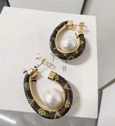 Designer de luxo mulheres aros letra V brincos de pérola de couro marrom 316L aço inoxidável 18k ouro rosa meninas logotipo gravar brincos festa de casamento jóias presente de aniversário